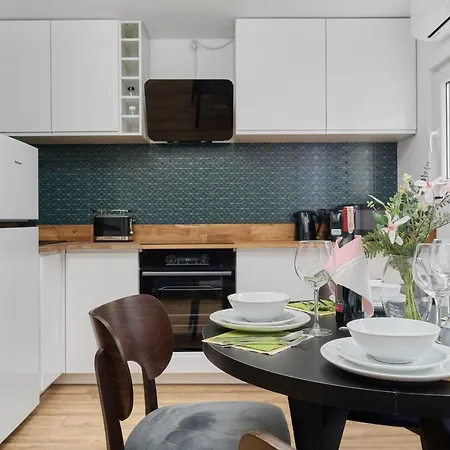 Centre & Main Square By Renters