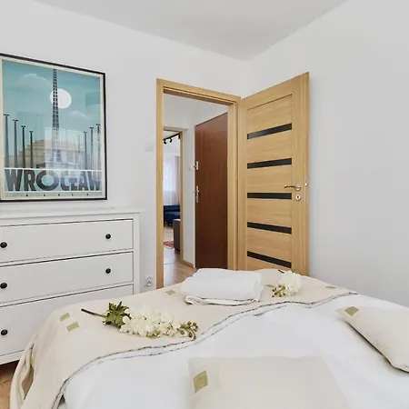 Centre & Main Square By Renters 아파트