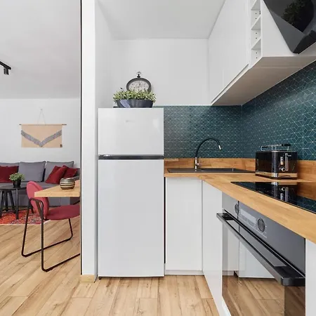 Centre & Main Square By Renters Breslau