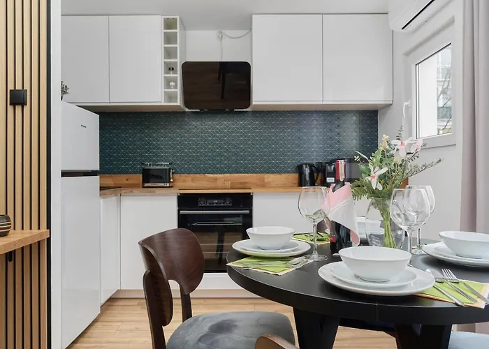 Centre & Main Square By Renters